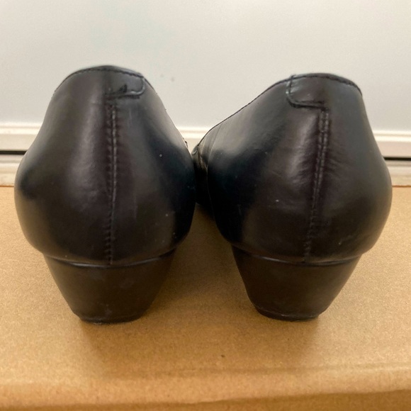 Kate & Mel Black Leather Low Heel Pumps. Size 7. - Picture 7 of 9